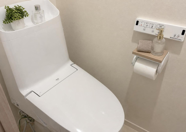 【トイレ】 | エクセル橋本南 | 温水洗浄便座が新たに設置された清潔なトイレ空間です。内装クロスや床材も一新され、心地よいプライベートスペースに仕上がっています。リフォーム完了物件のため、ご入居後すぐに気持ちよくご使用いただけます。