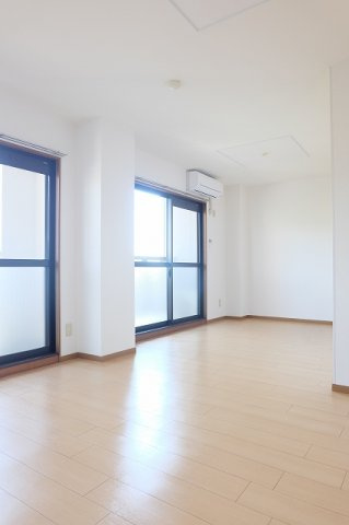 サザン上条の内装|明るい色調の室内です