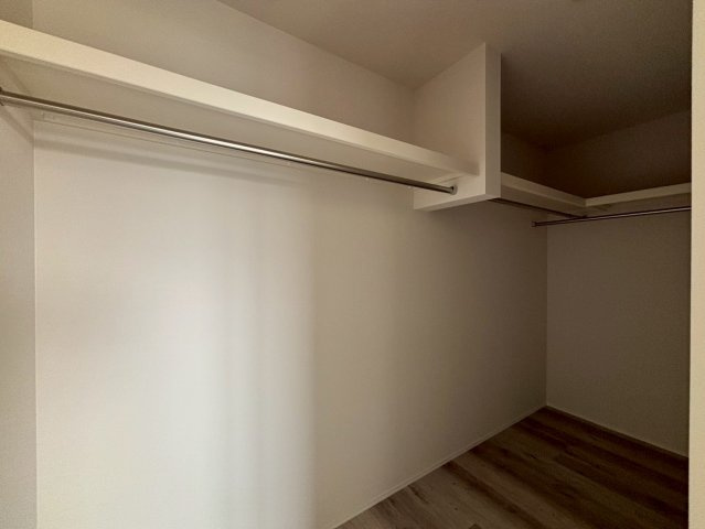 日立市東大沼町　新築戸建のその他|大容量のウォークインクローゼット。衣類はもちろん、スーツケースや季節の家電もまとめて収納でき、居室空間をすっきりと保ちます。
