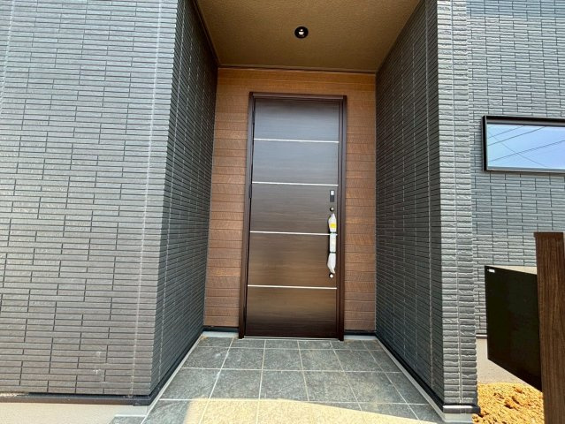 日立市東大沼町　新築戸建の玄関|玄関ドアはカードキーで開閉も楽々♪
スマホでの開錠と施錠も可能です！
玄関上部には人感センサー付きのダウンライトがあるので、夜間の帰宅時に自動で点灯してくれます♪
防犯対策面にも一役買ってくれます！