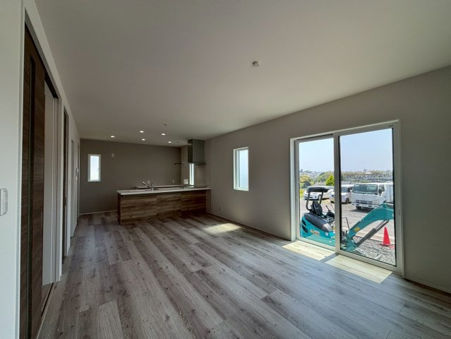 日立市東大沼町　新築戸建の居間・リビング|家族の会話が自然と弾む、広々としたゆとりのLDK。南向きの窓からたっぷりの光が射し込む明るく快適な空間です。