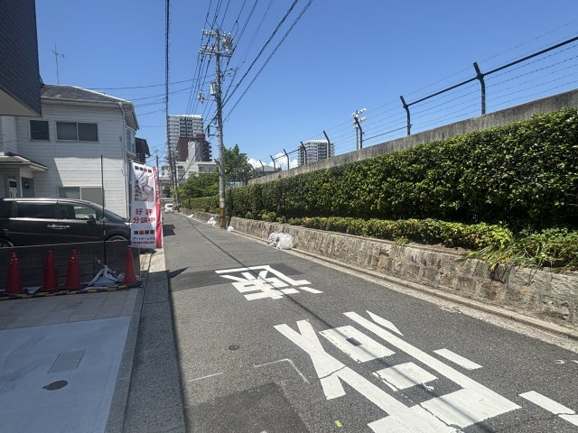 南区宇品御幸4丁目の前面道路含む現地写真|目の前に小学校がある住宅地です。
