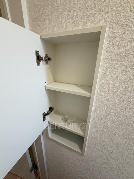 深谷市横瀬中古住宅のトイレ|トイレ壁部分に埋め込み収納付き。
ペーパーストックに便利です。