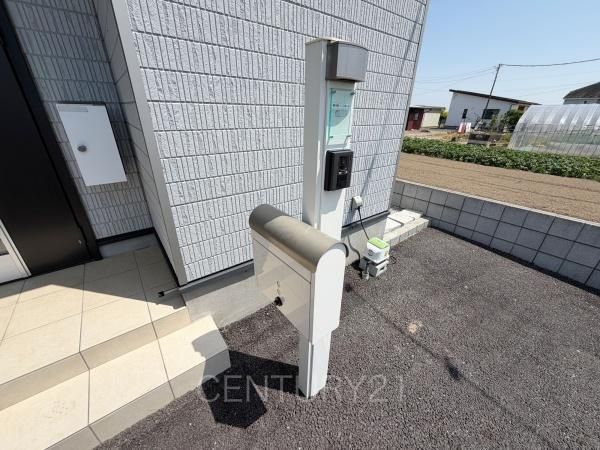 深谷市横瀬中古住宅の玄関|スマートキー付きの玄関。
鍵を探すことなくドアの開閉が可能です。
郵便物を守る鍵付きポストです。
インターホンは録画機能付きで防犯面に優れます。