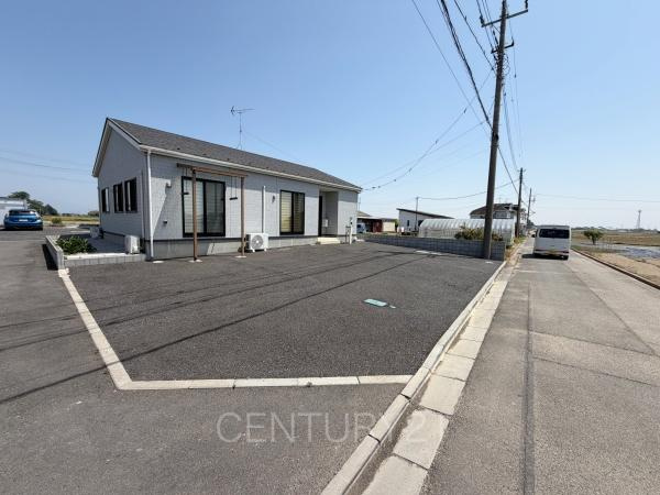 深谷市横瀬中古住宅の前面道路含む現地写真|並列駐車可能な駐車場スペースです。