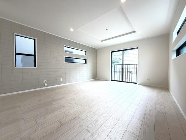 横浜市戸塚区汲沢７丁目の新築一戸建の居間・リビング|窓からは明るい光が差し込みます！
電気をつけなくても明るいです。