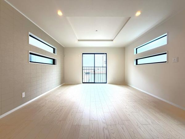 横浜市戸塚区汲沢７丁目の新築一戸建の居間・リビング|家族が自然と集まるリビングは
落ち着きのある空間です♪
