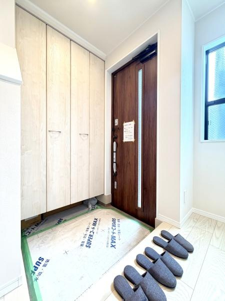 横浜市戸塚区汲沢７丁目の新築一戸建の玄関|収納豊富な玄関です。
この明るい玄関が気持ちよく家族を迎え入れます♪