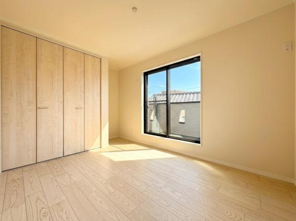 横浜市戸塚区汲沢７丁目の新築一戸建の洋室|広さも十分で窓からの光が嬉しい洋室です。