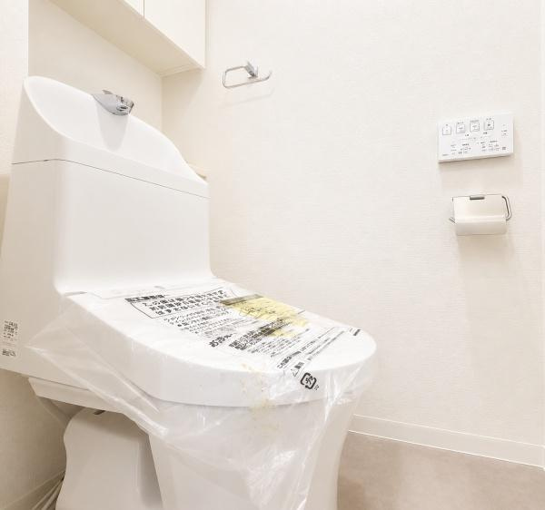 リブゼ本牧のトイレ|清潔感のある内装のすっきりとしたデザインのトイレです。
水周りが綺麗だと安心ですね。
