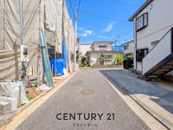 横浜市港南区上大岡西２丁目の新築一戸建の前面道路含む現地写真|車通りが少ない為、小さなお子様にも安心です。
是非一度、現地へ起こしください。