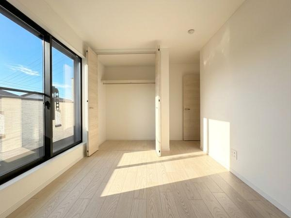 横浜市戸塚区汲沢７丁目の新築一戸建の洋室|窓からの光が嬉しい洋室です。
収納もあり、荷物が多い方にも安心です♪