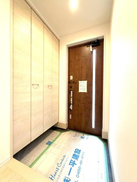 横浜市戸塚区汲沢７丁目の新築一戸建の玄関|収納豊富な玄関です。
この明るい玄関が気持ちよく家族を迎え入れます♪