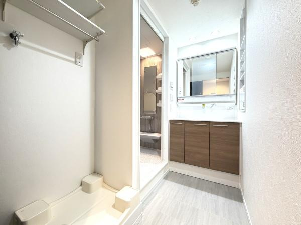 セントラルコート横濱井土ヶ谷の独立洗面台|広々とした洗面室には三面鏡付き独立洗面台！