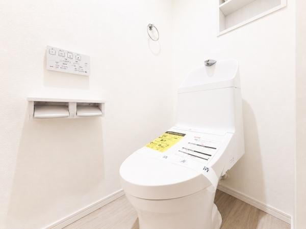 セントラルコート横濱井土ヶ谷のトイレ|清潔感のある内装のすっきりとしたデザインのトイレです。
水周りが綺麗だと安心ですね。
