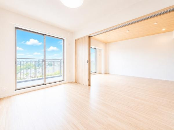 パークコリーナ上大岡アジュールコートの洋室|窓からの光が嬉しい洋室です。
収納もあり、荷物が多い方にも安心です♪