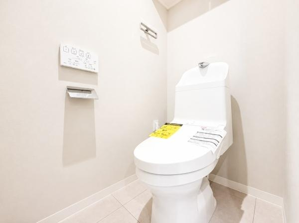 パークコリーナ上大岡アジュールコートのトイレ|清潔感のある内装のすっきりとしたデザインのトイレです。
水周りが綺麗だと安心ですね。
