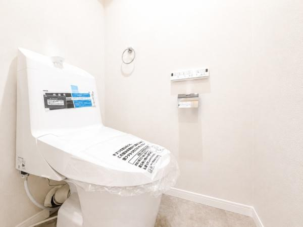 ニックハイム上大岡第6のトイレ|清潔感のある内装のすっきりとしたデザインのトイレです。
水周りが綺麗だと安心ですね。
