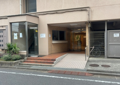 【外観】 | 相模原センターマンション | 家を建てる場合、方位は要チェックです。現実的に日当たりのよい家ならばリビングは南側、建築基準法でも北側に当たる家への配慮は求められています。土地を見学に行く際は、方位磁針を持って行くようにしましょう。