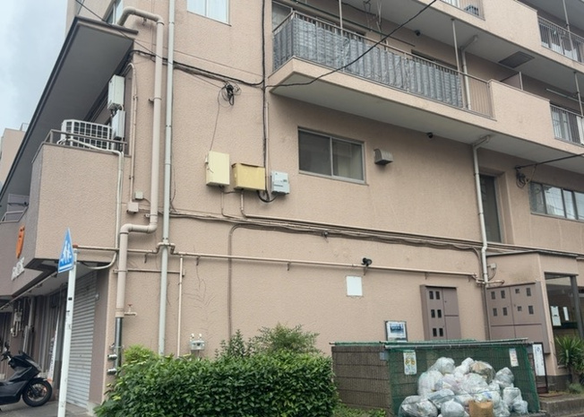 【外観】 | 相模原センターマンション | 土地を買う際、住む地域の自治体や福祉の補助制度にも注目してみましょう。子供や老人の医療補助やゴミ出しのルールなど、自治体によってルールに大きな違いがあるため、暮らしやすい土地で判断するとよいでしょう。