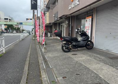 【外観】 | 相模原センターマンション | 土地の前の道路に消火栓が設置されていることがあります。この場合、道路交通法第45条第1項により、駐車禁止の場所が指定されています。そのため、車庫などの駐車スペースをつくることができない場合があります。