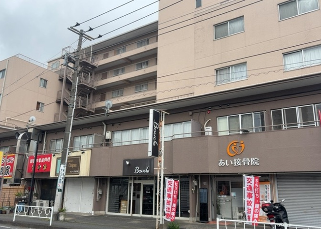 【外観】 | 相模原センターマンション | 現地に行くなら、物件の周囲の地形がどうなっているかを見ることも大切です。周辺より低くなっている土地では、大雨などで水が集まりやすいため、地盤が弱くなっているということも考えられるため、注意が必要です。