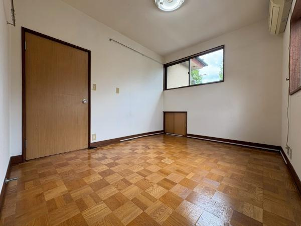 鎌倉市植木の中古一戸建の洋室|落ち着いた色合いのフローリングが特徴の洋室です。窓から光が差し込み室内が明るい印象です。シンプルな内装で自分好みの空間づくりが叶えやすいお部屋です。天井には照明も設置されており機能的な洋室です。
