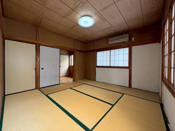 鎌倉市植木の中古一戸建の和室|落ち着いた雰囲気の和室で伝統的なたたみが敷かれています。障子やふすまが備わっており和の空間が広がります。天井や柱の木目が温もりを感じさせてくれます。エアコン付きで一年を通して快適に過ごせます。