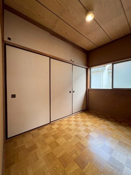 鎌倉市植木の中古一戸建の収納|落ち着いた木目の天井とクローゼット扉が空間に調和しています。大きめの収納スペースが備わっておりお部屋をすっきりと保つことができます。床面が広々と使えるのも魅力的です。窓からは自然光が入ります。
