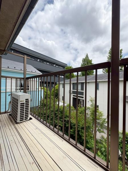 鎌倉市植木の中古一戸建のバルコニー|バルコニーは日照条件に恵まれており、日中は明るい陽光がたっぷりと差し込みます。洗濯物が乾きやすいのはもちろん、室内まで自然光が届くことで、和室全体が明るく開放的な雰囲気になります。
