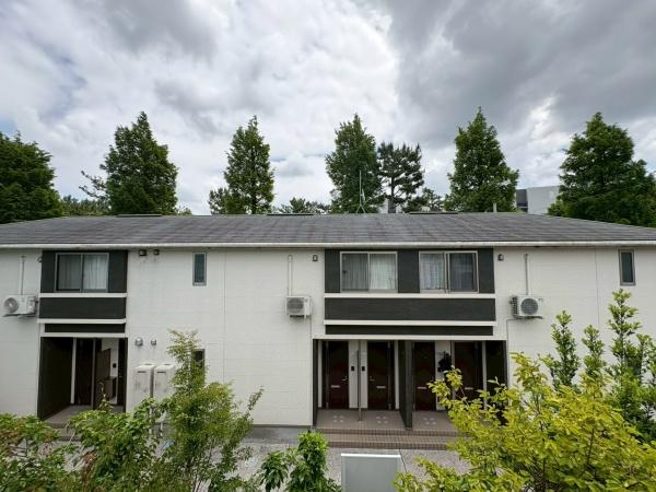 鎌倉市植木の中古一戸建のその他|緑豊かな樹木が広がる眺望が楽しめます。視界には住宅と自然が調和し落ち着いた雰囲気を感じます。建物が整然と並び前面の植栽も印象的です。窓からの景色が心を和ませます。