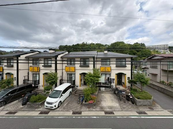 鎌倉市植木の中古一戸建のその他|道向かいに並ぶ住宅を望むことができる現地からの眺望です。窓からの景色は街並みや植栽の様子を身近に感じられます。建物の配置や緑がアクセントとなっており開放感もあります。視界が広がる環境が魅力的です。
