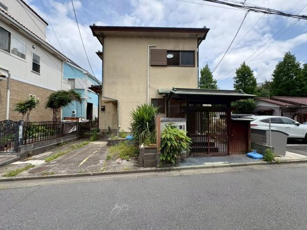 鎌倉市植木の中古一戸建の外観|落ち着いた色合いの外観が特徴の住まいです。前面道路との高低差も少なくアクセスしやすい立地です。敷地内にはゆとりのある駐車スペースが確保されています。緑が映える植栽もポイントです。