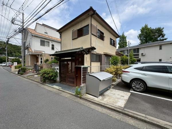 鎌倉市植木の中古一戸建のその他|落ち着いた住宅街に位置する戸建て物件です。駐車スペースが敷地内にあり車の出し入れも便利です。外構には植栽が施されています。通り沿いでアクセスしやすい立地です。
