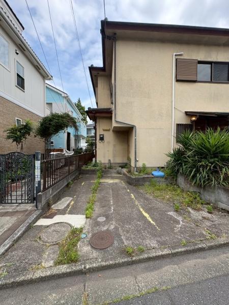鎌倉市植木の中古一戸建の駐車場|道路からすぐにアクセスできる駐車場です。住居のすぐ近くに設けられているため移動が便利です。周囲には植栽がありプライベート感も感じられます。出し入れがしやすい設計です。
