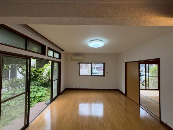 鎌倉市植木の中古一戸建の居間・リビング|大きな窓からたっぷりと自然光が差し込み明るさが広がるリビングです。窓越しの緑が目に入り室内に開放感をもたらします。隣接する和室とのつながりもあり多様な使い方が可能です。