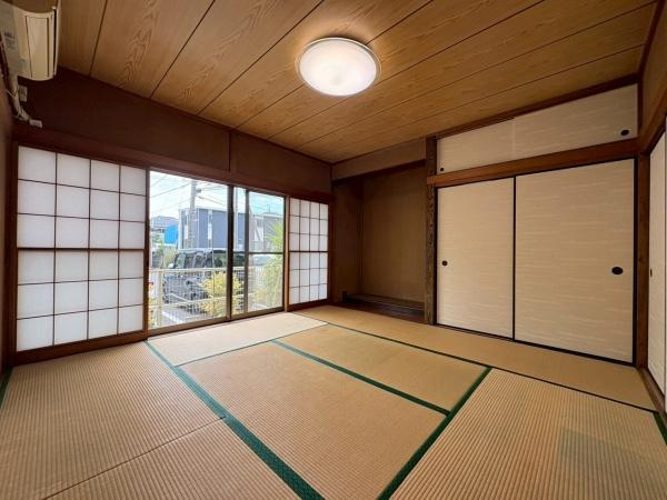 鎌倉市植木の中古一戸建の和室|和室ならではの落ち着いた雰囲気が広がる空間です。障子とふすまが開放感を演出し自然光がたっぷり差し込みます。天井や柱も木の質感が魅力的です。しっかりと畳が敷かれた使いやすいレイアウトです。