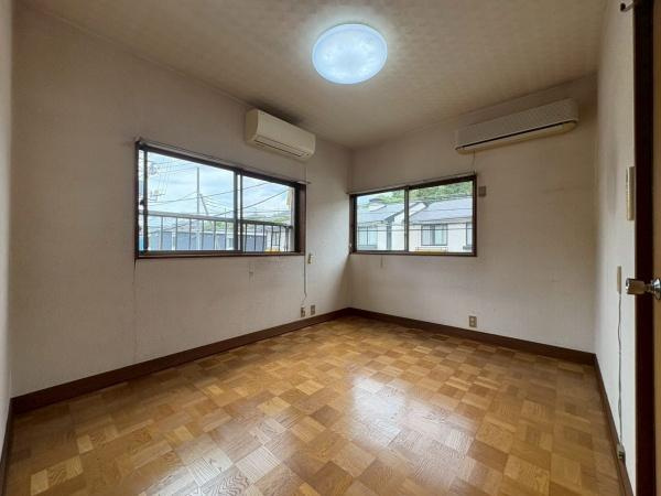 鎌倉市植木の中古一戸建の洋室|二面採光で明るさを感じられる洋室です。フローリングが落ち着いた雰囲気を演出しています。エアコン付きで一年中快適にお過ごしいただけます。窓からの眺望も良好です。コンパクトながら使い勝手の良い空間です。