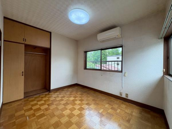 鎌倉市植木の中古一戸建の洋室|2面採光で明るさを感じられる洋室です。収納スペースが付いておりお部屋をすっきりと使えます。エアコン完備で季節を問わず快適に過ごせます。窓からは緑も見え開放感があります。