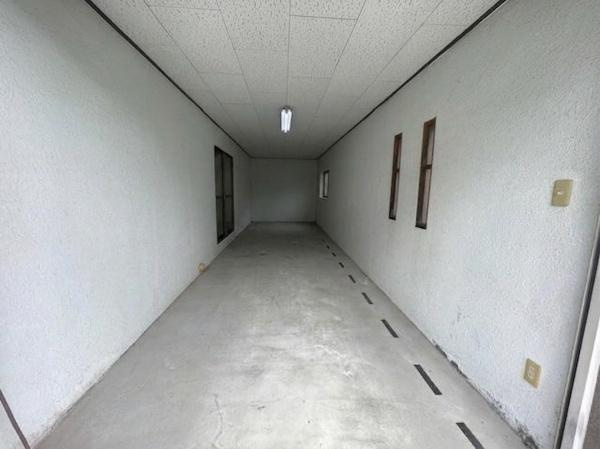 【駐車場】 | シャッター付きのガレージ♪ハイルーフ車も駐車可能です♪（AIによる家具等消去加工済み）