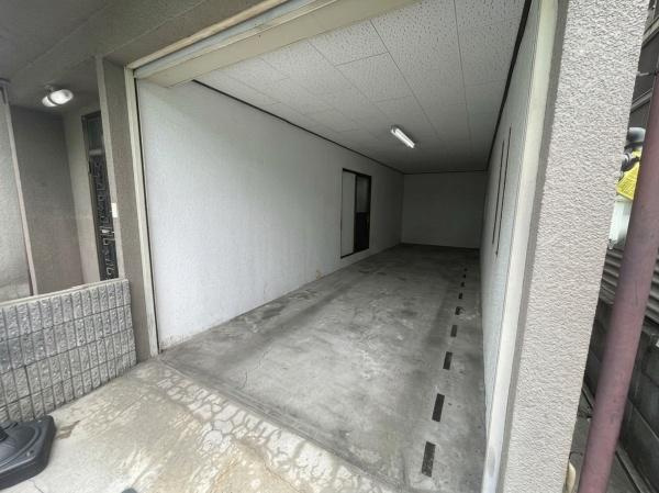 【駐車場】 | 2台駐車可能♪（車種による）　シャッター付きですので、安心してお車等を保管できます♪（AIによる家具等消去加工済み）