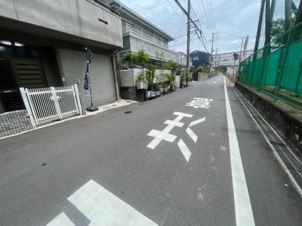 【前面道路含む現地写真】 | 南向きの道路です♪閑静な住宅地で、車通りが比較的少ない環境です♪