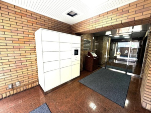 【設備】 | 不在時でも24時間いつでも荷物を受け取れる便利な宅配ボックス。再配達を依頼する手間や時間を気にするストレスから解放され、ネットショッピングや夜間の受け取りもスムーズに行える、タイパの高い設備です！