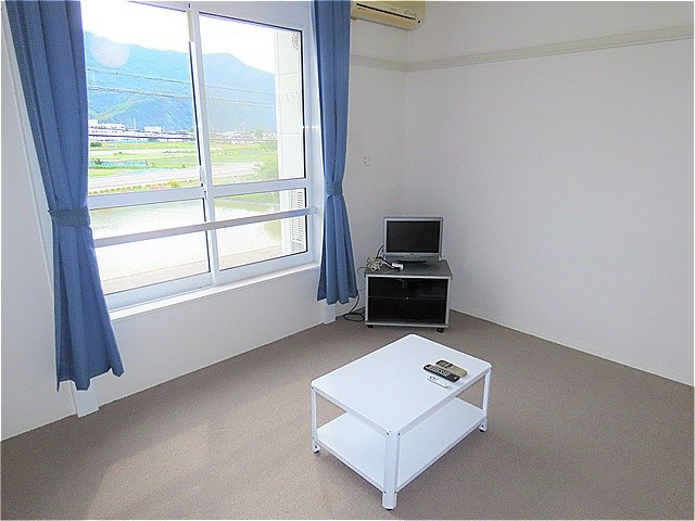 レオパレスニスモの寝室|カーペットのお部屋です