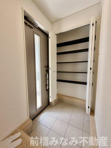 【新築】高崎市吉井町吉井川第3　４号棟(全５棟)　クレイドルガーデン　新築建売分譲の玄関|収納もある玄関です
