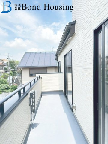 駐車並列3台　全居室南向き　西区秋葉台2丁目　新築戸建のバルコニー