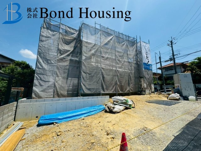 駐車並列3台　全居室南向き　西区秋葉台2丁目　新築戸建の前面道路含む現地写真