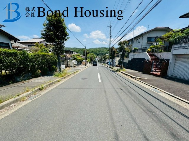 駐車並列3台　全居室南向き　西区秋葉台2丁目　新築戸建の前面道路含む現地写真