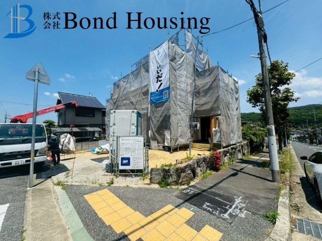 駐車並列3台　全居室南向き　西区秋葉台2丁目　新築戸建の前面道路含む現地写真