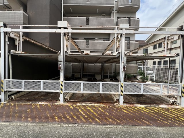 姫路市北条梅原町の賃貸マンションの駐車場